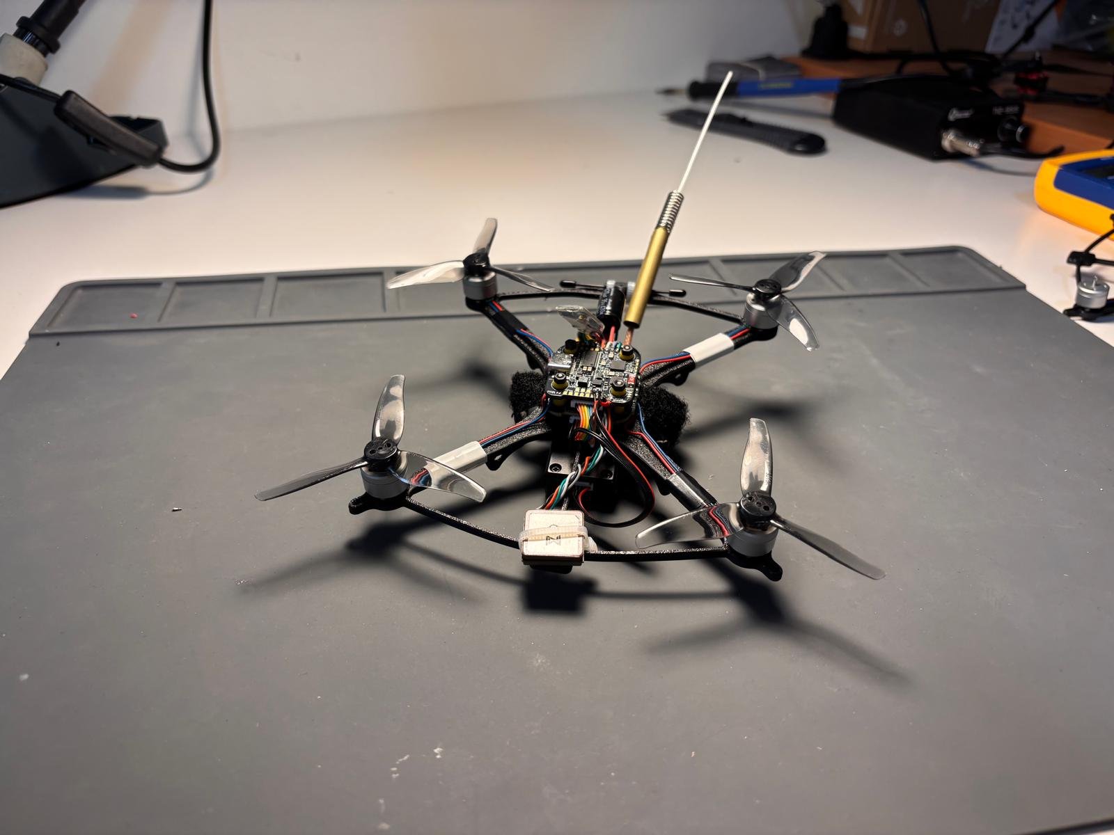 Dron autónomo sub-250 g montado por el UPCT Drone Team con frame impreso en 3D
